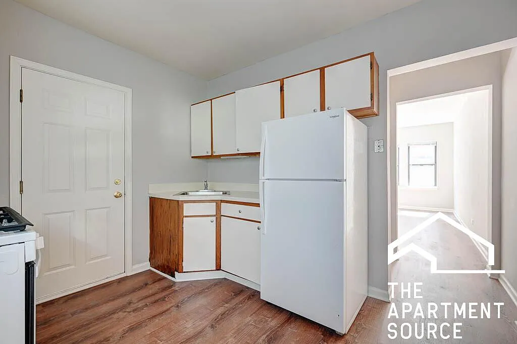 5744 N Winthrop Ave — Photo 1