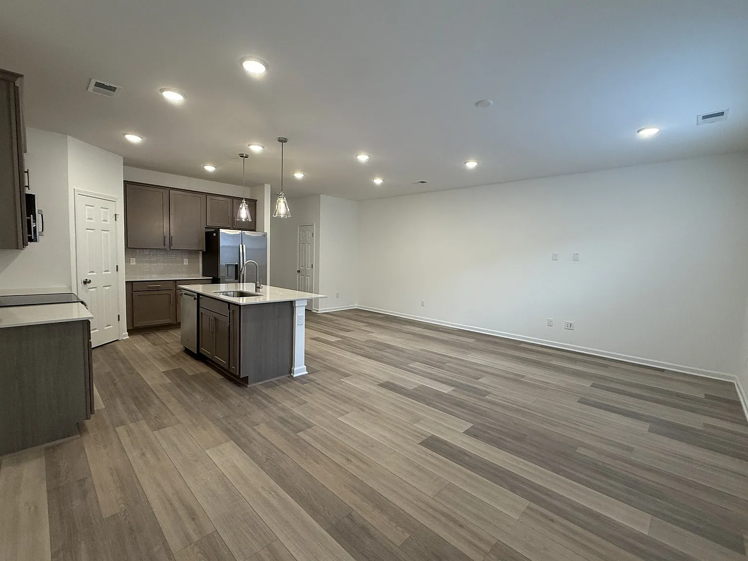 4 bed, 3.0 bath, 1691 sqft, $2,600 — Photo 4