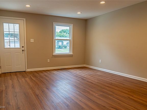5th image of 916 N Parkview Cir