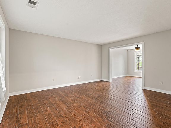 5th image of 130 Primrose Cir