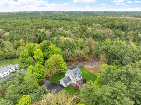 82 Lawrence St, Pepperell, MA 01463