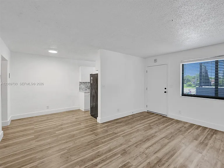 114 SE 8th St #203 — Photo 10