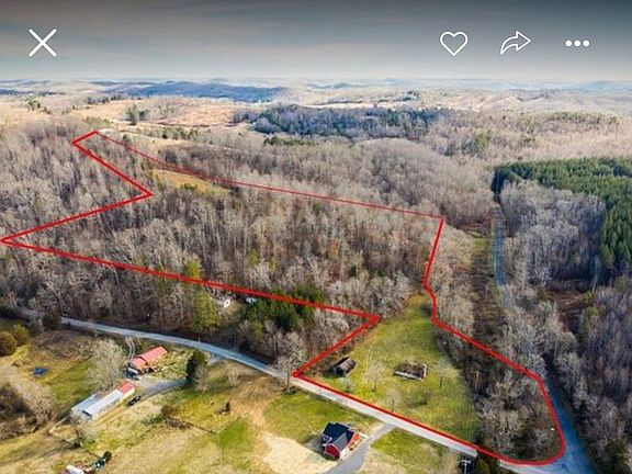 Nice layout with a small barn