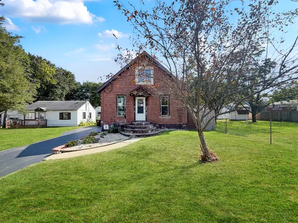 828 S Adams Ave, Freeport, IL 61032
