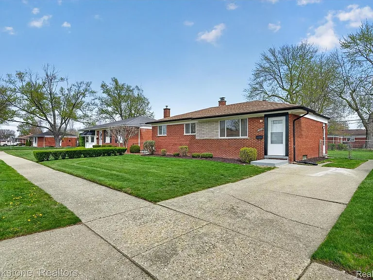 30428 Iroquois Dr — Photo 3
