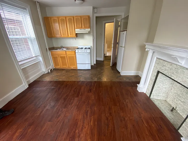 2047 Christian St #2R — Photo 4