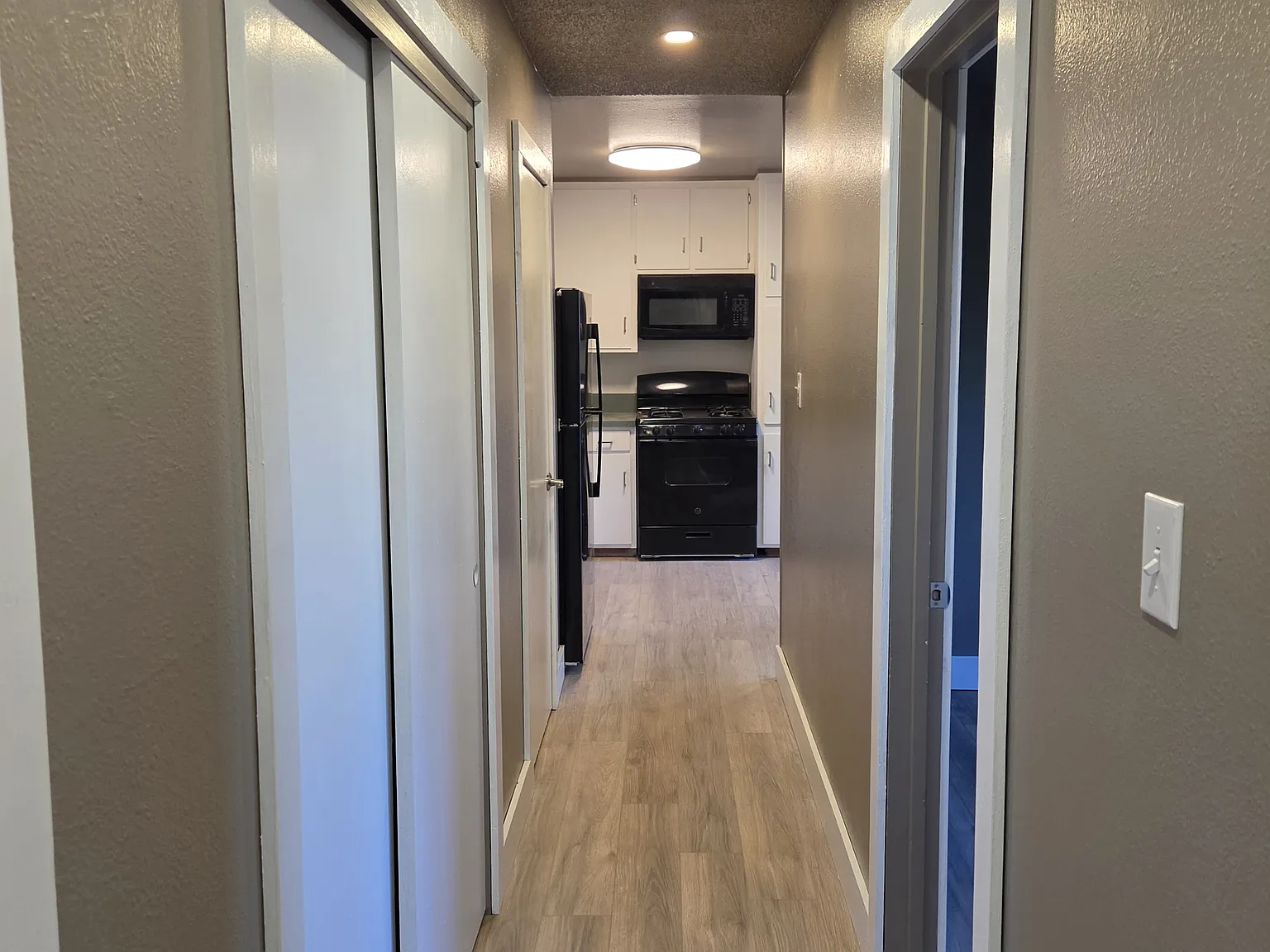 2 bed, 842 sqft, $1,900 — Photo 4