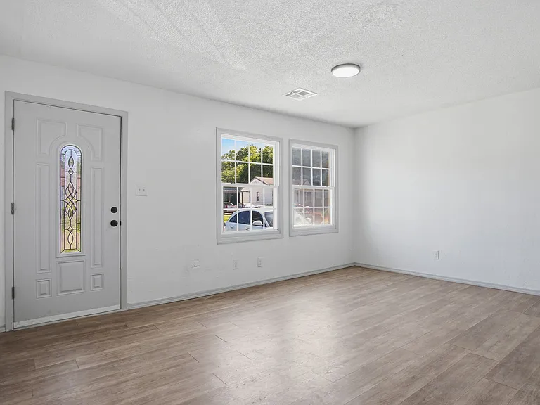 549 E Ercoupe Dr — Photo 2