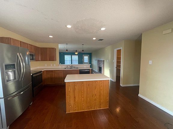 4th image of 1626 Crestwood Dr