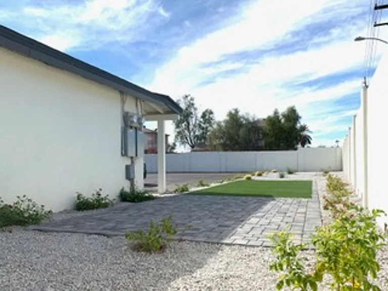 906 E Roma Ave — Photo 11