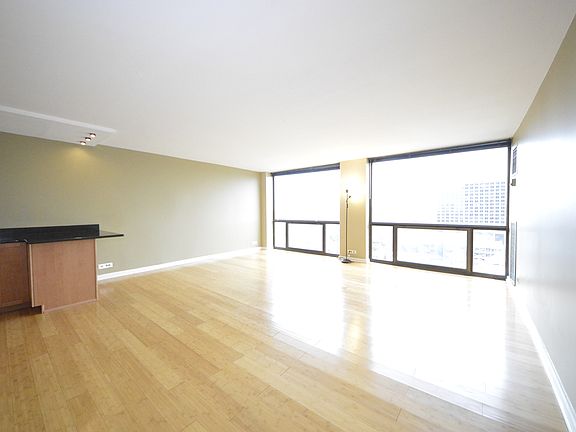3rd image of 4343 N Clarendon Ave APT 1305