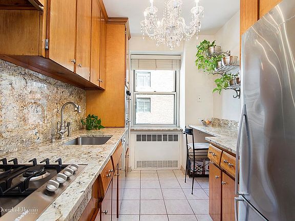 5th image of 155 E 76th St APT 6A