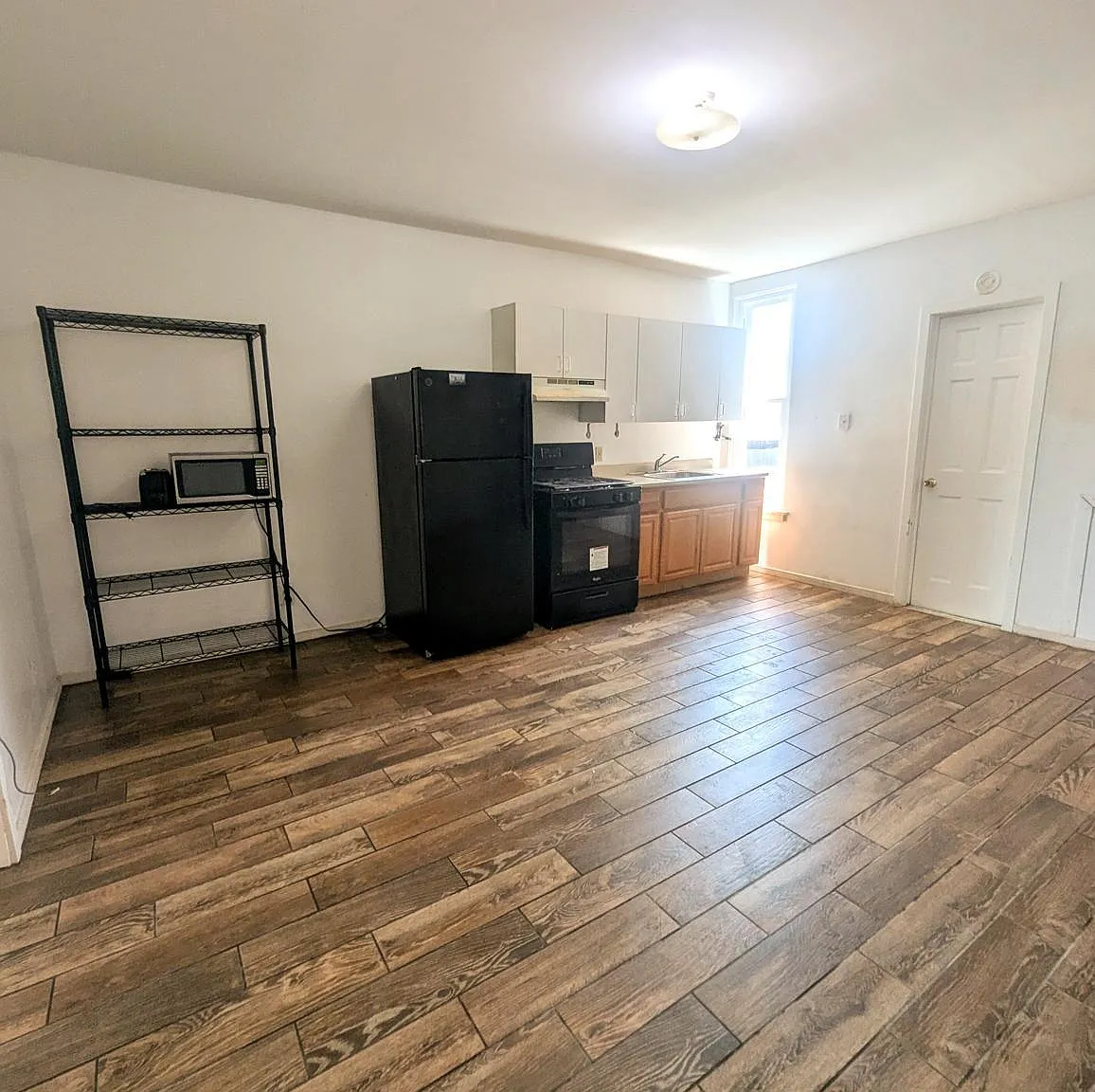 4 bed, 800 sqft, $1,000 — Photo 2
