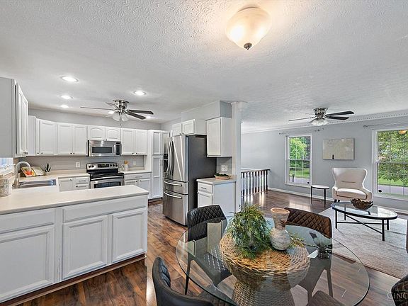 3rd image of 5935 Woodspoint Dr