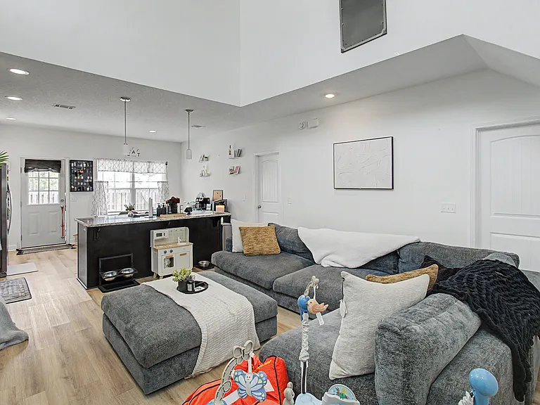 881 Grayson Ave — Photo 2