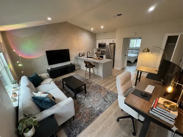 1201 Hollow Creek Dr #202, Austin, TX 78704