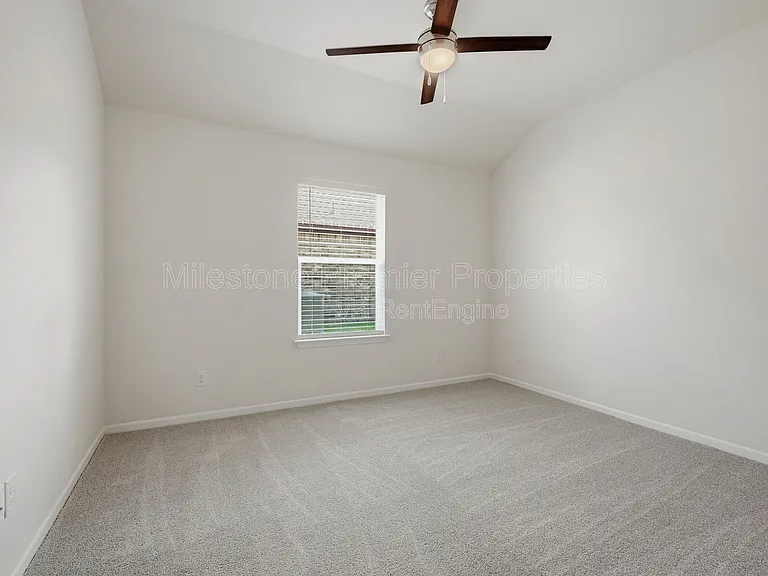 1819 Boxwood Dr — Photo 16