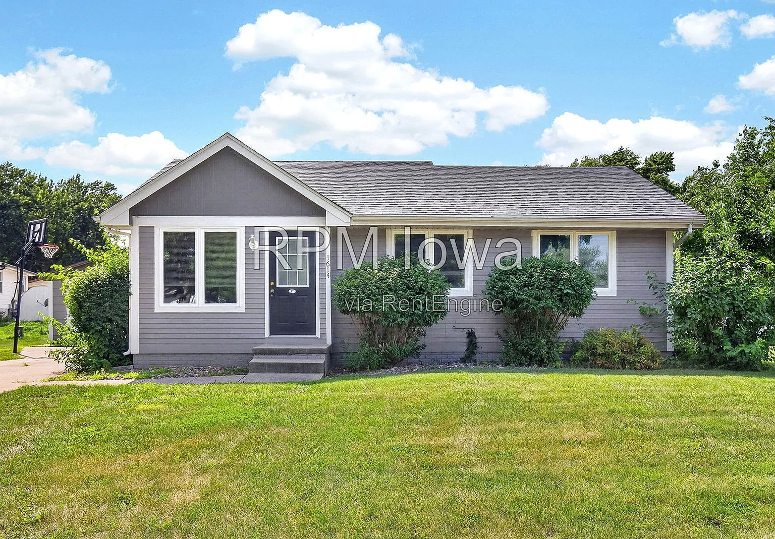 3 bed, 1.0 bath, 882 sqft, $1,695 — Photo 1
