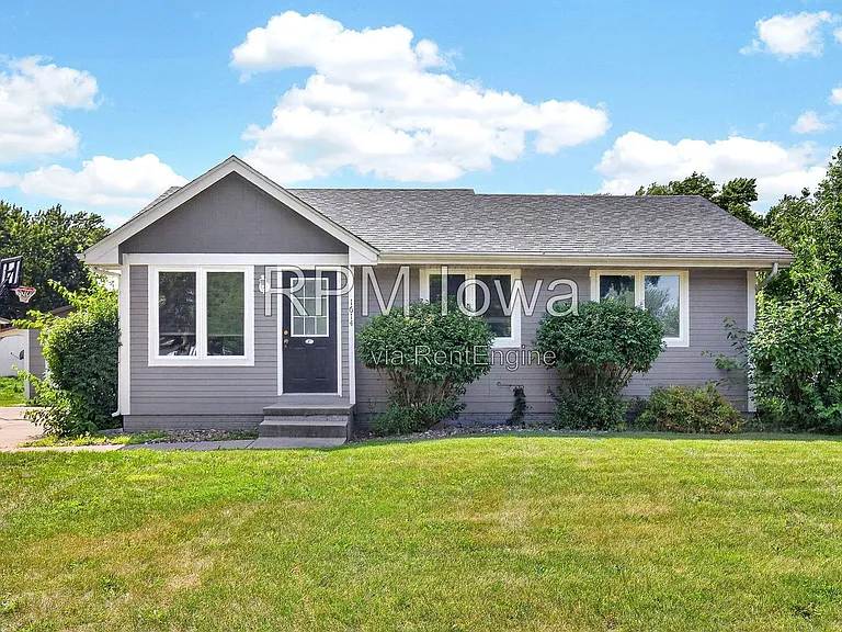 1614 NW Applewood St — Photo 1