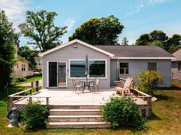 1061 Huron St, Saint Ignace, MI 49781