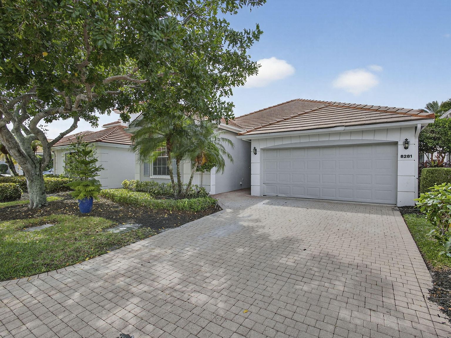 8281 Heritage Club Dr Drive
