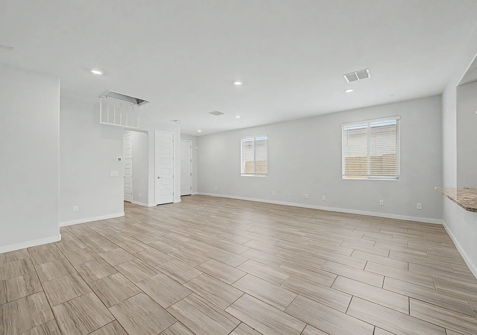 Beautifully updated 4 bed/2 bath home — Photo 3