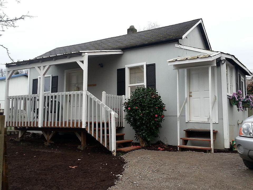 Cottage Entrance (from alley behind 426 Jason)