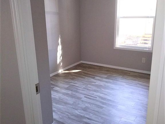 3rd image of 920 Cottonwood Cir