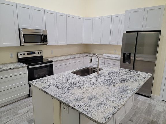 4th image of 121 Honeywood Dr