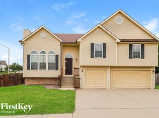8700 N Colrain Ct, Kansas City, MO 64154