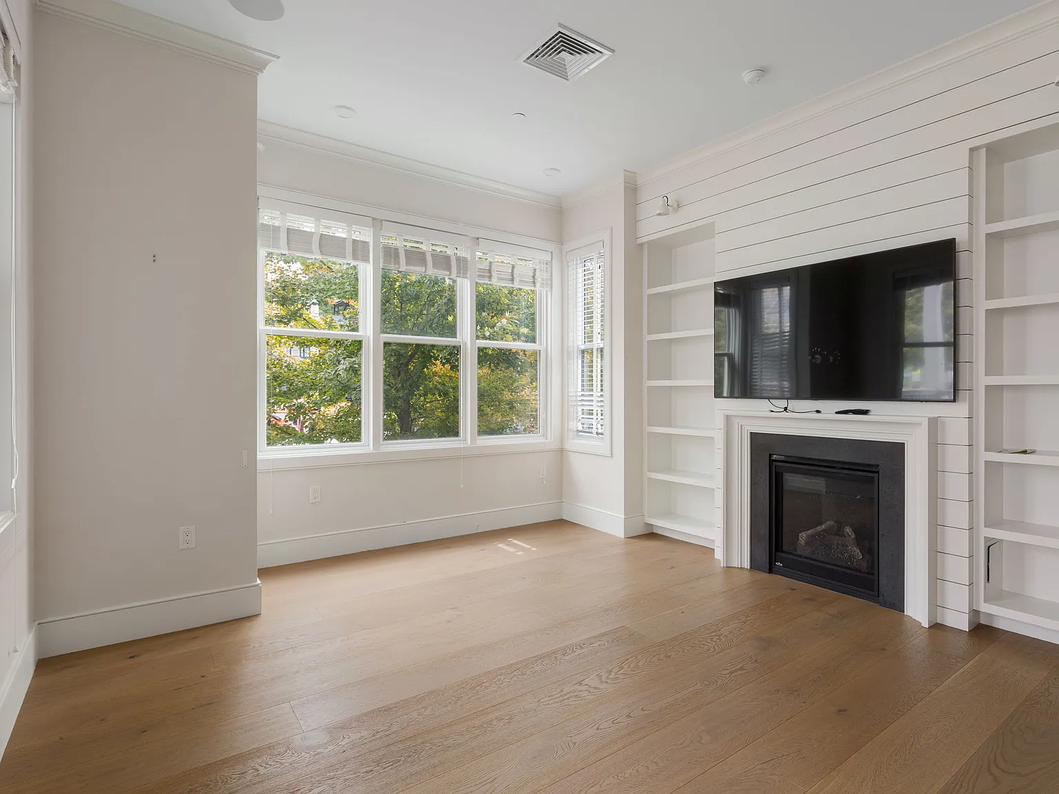 3 bed, 1244 sqft, $5,750 — Photo 4