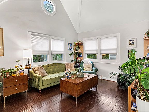 4th image of 32 Hickory St