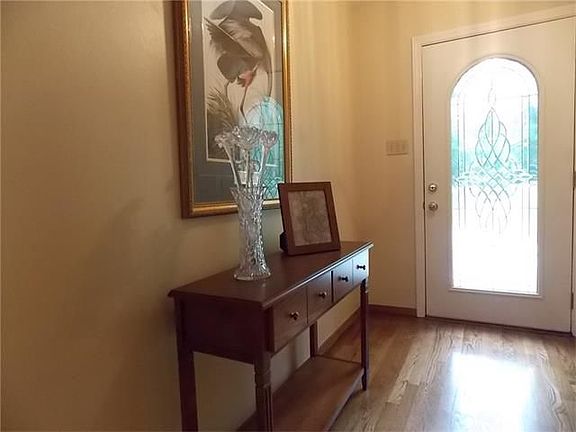 3rd image of 208 Elmwood Dr
