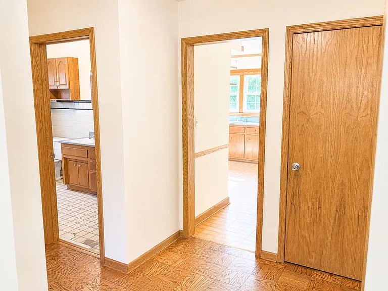 Foyer (Kitchen and Bathroom Entry)