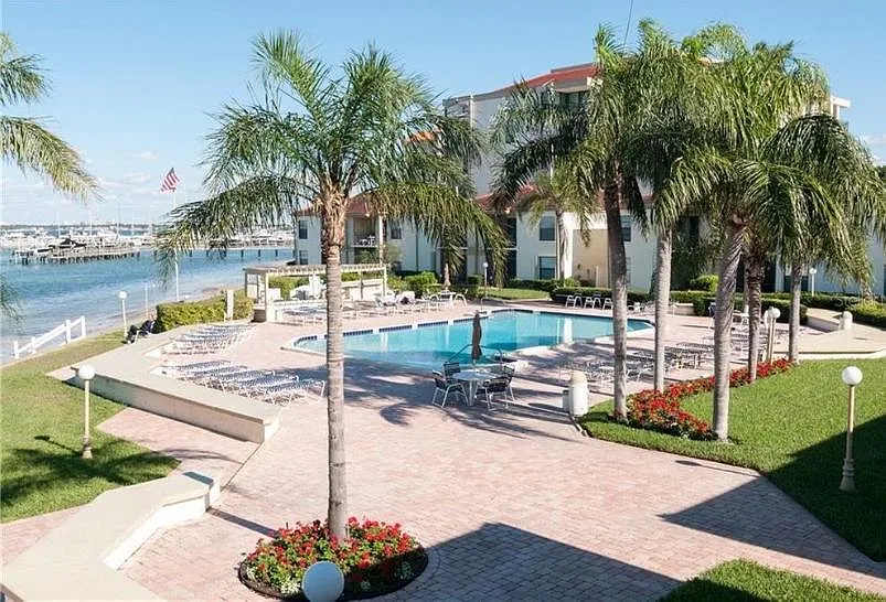Beautifully maintained community with resort-style atmosphere - 6051 Sun Blvd #607