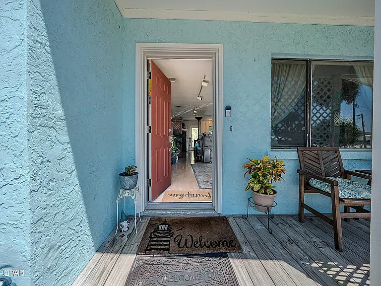 261 Poinsettia Dr — Photo 2