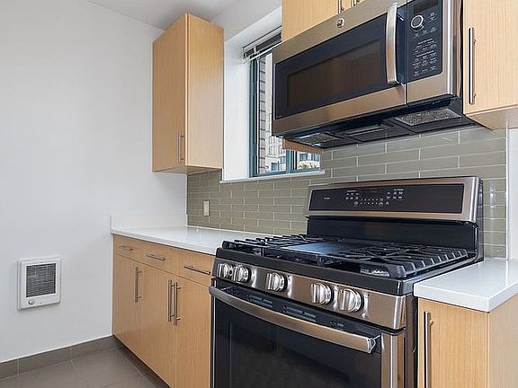 5th image of 100 Jane St APT 9H