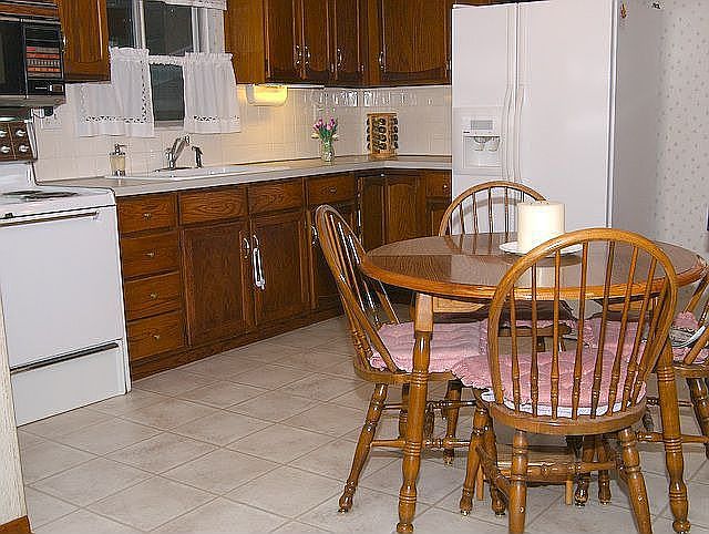 kitchen with eat-in space