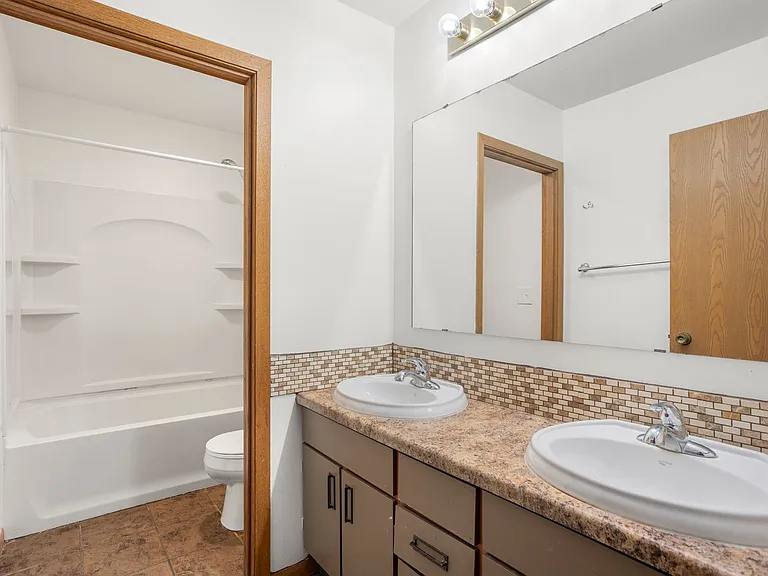 1007 Jackson St — Photo 9