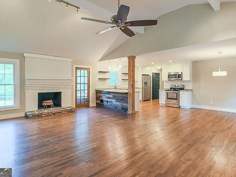 99 Woodvalley Dr — Photo 4