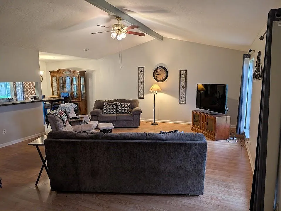 3 bed, 2.0 bath, 1375 sqft, $1,700 — Photo 3