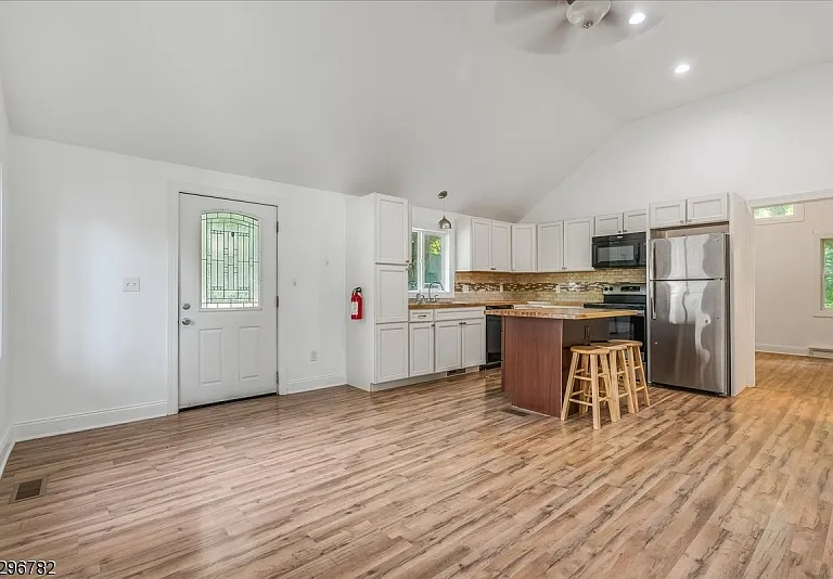 132 Sparta Ave — Photo 4