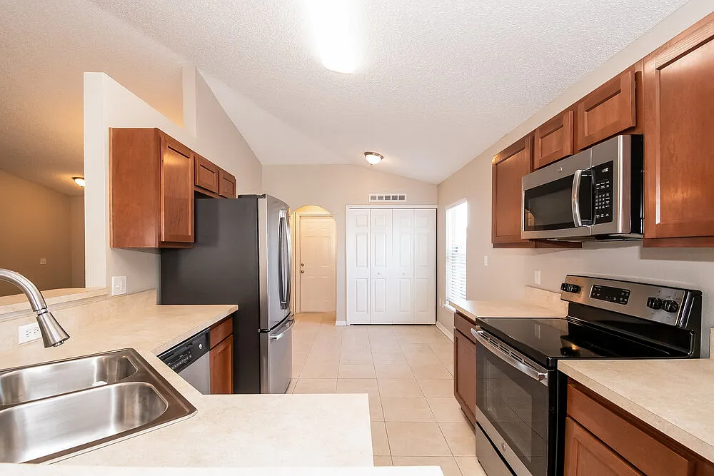 3 bed, 2.0 bath, 1482 sqft, $1,820 — Photo 4