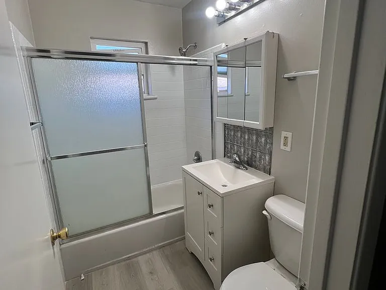 846 Emory St — Photo 5
