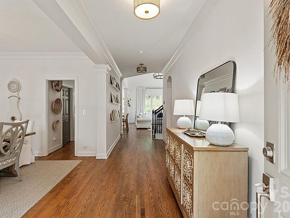 5th image of 869 Stratford Run Dr