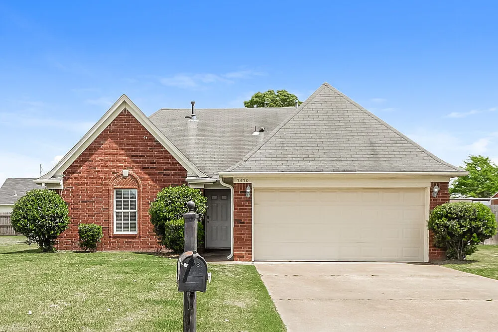 3 bed, 2.0 bath, 1322 sqft, $2,380 — Photo 1
