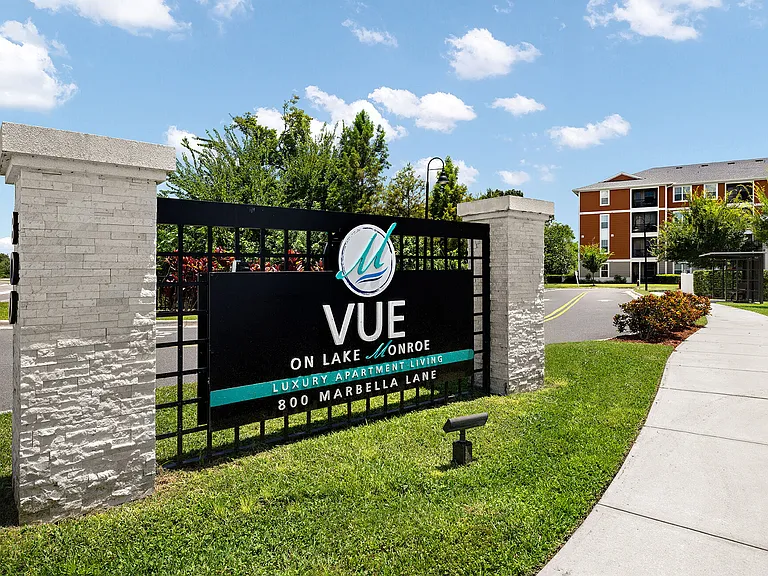 Vue on Lake Monroe — Photo 31