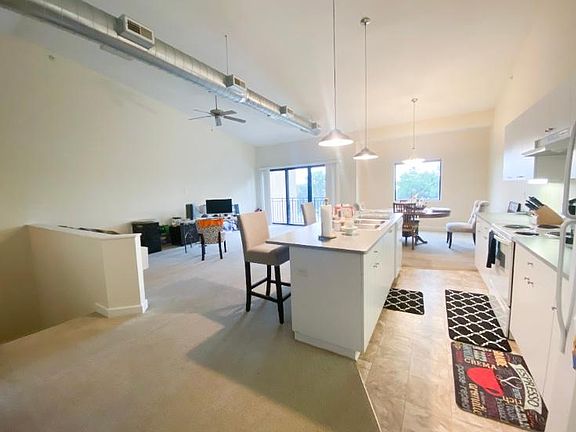 4th image of 221 S Oak Pl