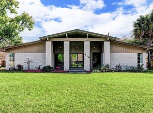 410 Cedar Ln, Seabrook, TX 77586