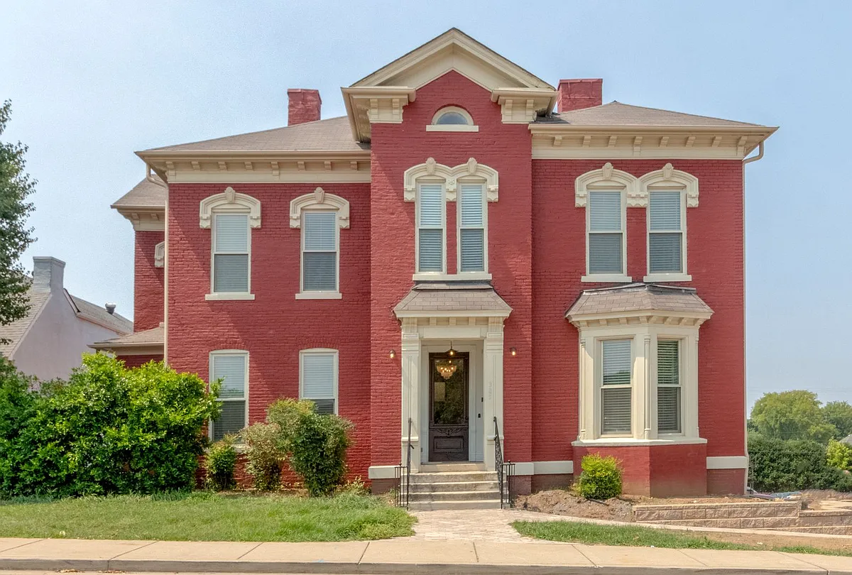 Building Photo - 305 Main St